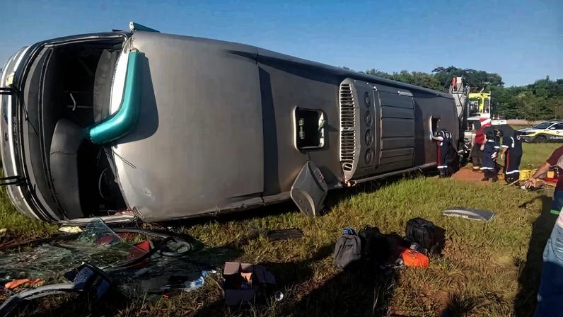 Ônibus tombou e causou ao menos três mortes na rodovia SP-326, em Jaboticabal – imagem: divulgação/Artesp