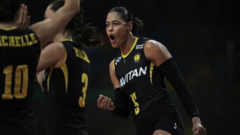 Adenízia, do Praia Clube, comemora ponto durante jogo do Mundial de Clubes de vôlei (Foto: João Pires/Fotojump)