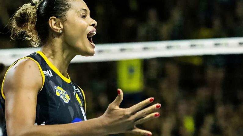 Adenizia segue para mais uma temporada defendendo o Praia Clube (Foto; Divulgação/ Praia Clube)