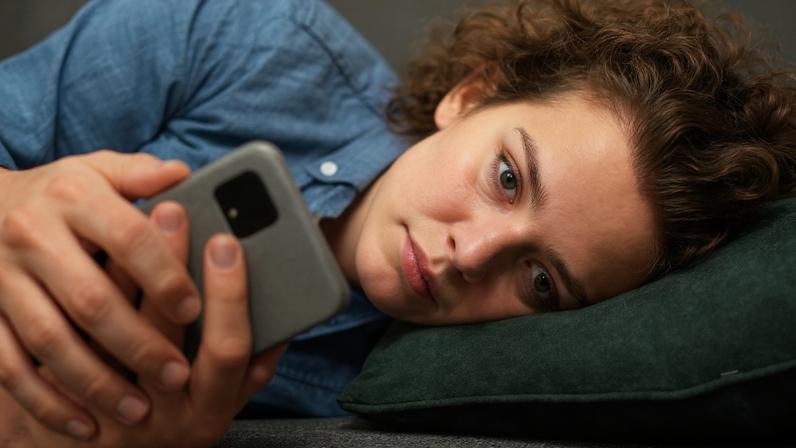 Adolescente sofrendo de tiro médio sendo cyberbullying
