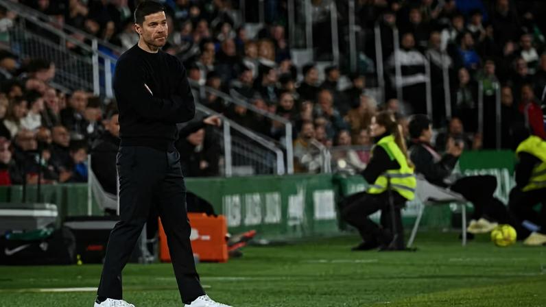Xabi Alonso durante o empate do Real Madrid com o Elche — Foto: JOSE JORDAN / AFP