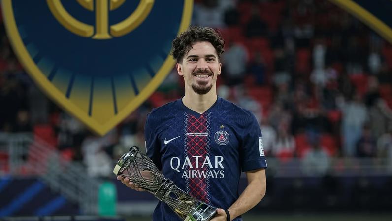 Vitinha com o troféu de melhor jogador da Copa Intercontinental — Foto: Karim JAAFAR / AFP