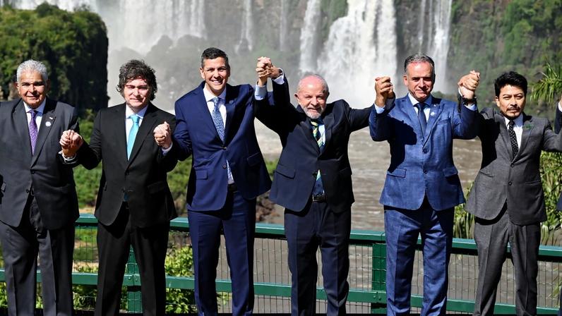 Cúpula do Mercosul. Da esquerda para a direita: o presidente do Panamá, José Raúl Mulino; o presidente da Argentina, Javier Milei; o presidente do Paraguai, Santiago Peña; o presidente do Brasil, Luiz Inácio Lula da Silva; o presidente do Uruguai, Yamandú Orsi; e o ministro das Relações Exteriores da Bolívia, Fernando Aramayo. Foz do Iguaçu (PR), no Brasil, em 20 de dezembro de 2025. — Foto: EVARISTO SA/AFP