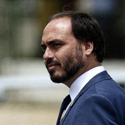 Carlos Bolsonaro muda domicílio para cidade vizinha a Florianópolis após anunciar candidatura ao Senado