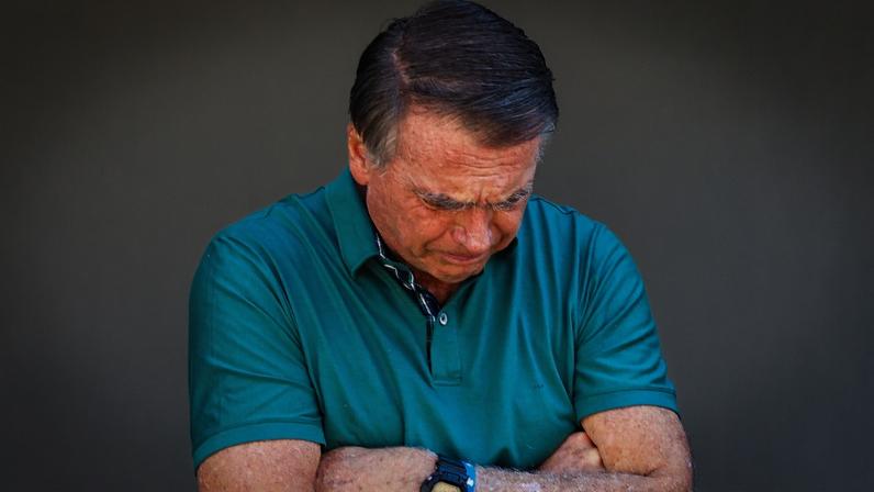 Foto de arquivo: o ex-presidente Jair Bolsonaro fez uma aparição de cerca de 20 minutos na manhã desta quinta- feira, 11 de setembro de 2025, em frente à casa onde ele cumpre prisão domiciliar, em Brasí­lia (DF). — Foto: Wilton Junior/Estadão Conteúdo