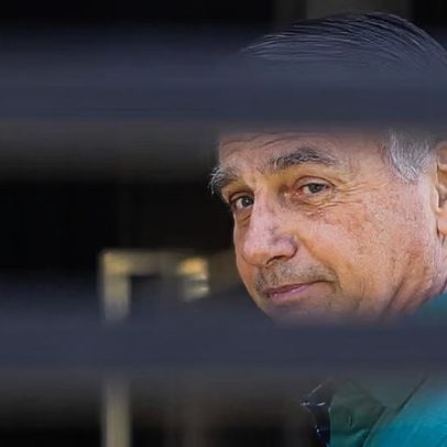 Médicos detalham procedimento de Bolsonaro; houve crise e acordou abatido