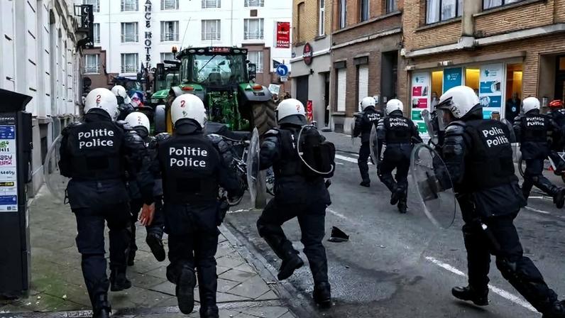 Policiais perto de tratores em protesto de agricultores em Bruxelas 18/12/2025