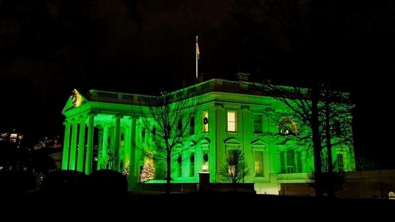 Casa Branca à noite com iluminação verde