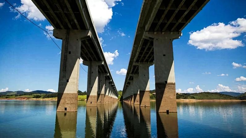 Pilares da ponte Atibainha, no município de Nazaré Paulista (SP), no reservatório do sistema Cantareira
