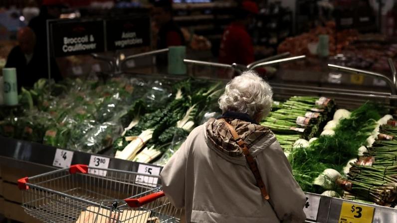 Consumidora em supermercado na Austrália