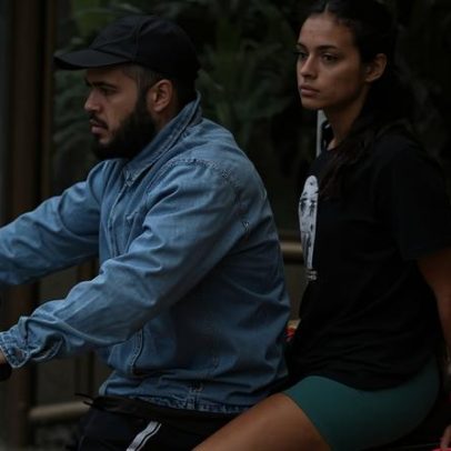 Alane Dias e Francisco Gil são vistos passeando de moto no Rio