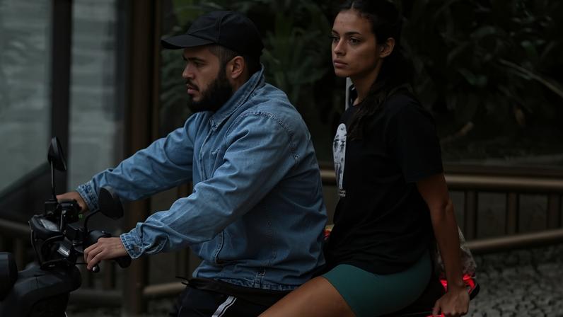 Alane Dias e Francisco Gil passeiam no Rio