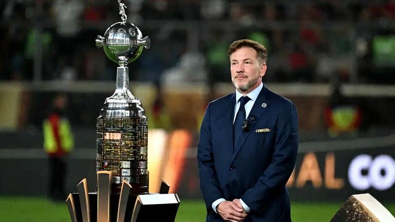 Alejandro Domínguez, presidente da Conmebol, ao lado do troféu da final da Libertadores (Foto: Luis Acosta/AFP)