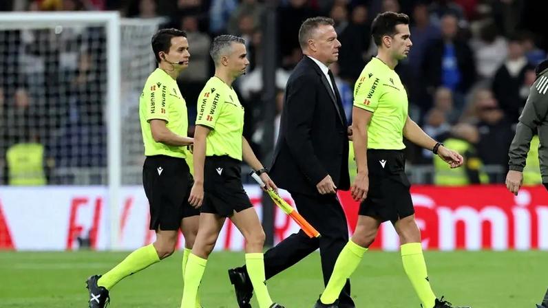 Real Madrid x Celta de Vigo: árbitro Alejandro Quintero e assistentes deixam o campo (Foto: Thomas Coex/AFP)
