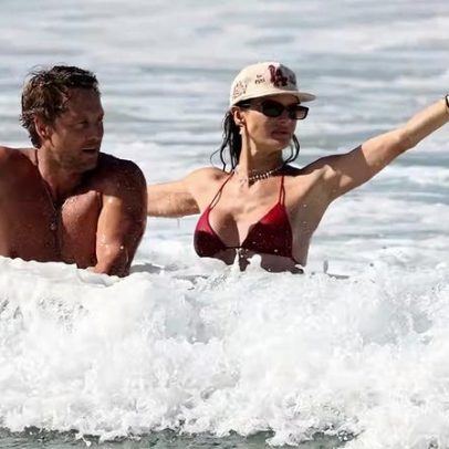 Alessandra Ambrósio curte passeio com namorado na Praia de Noronha