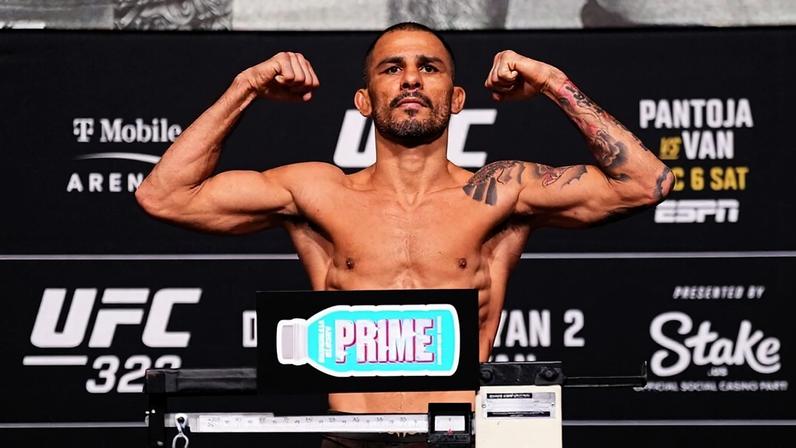 Alexandre Pantoja em pesagem do UFC 323 (Foto: Reprodução/UFC)