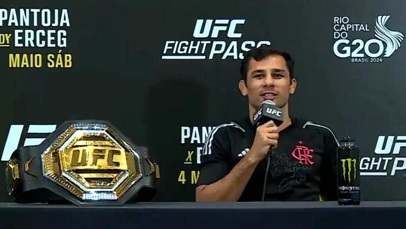 Alexandre Pantoja em entrevista do UFC com a camisa do Flamengo (Foto: Reprodução/UFC)