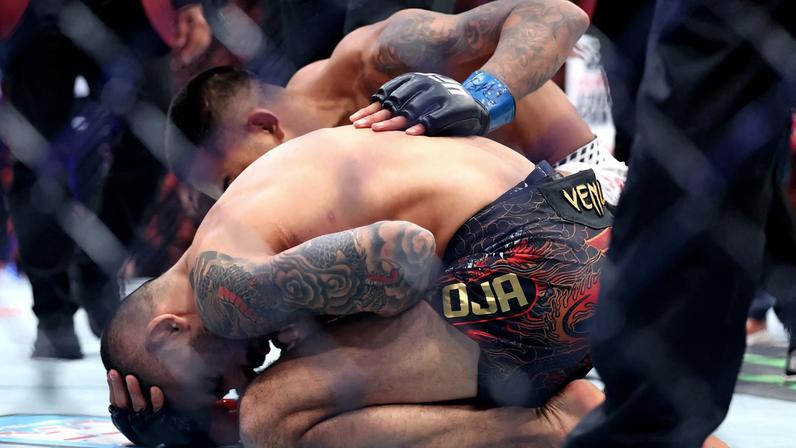 Joshua Van e Alexandre Pantoja no UFC 323 (Foto: Ian Maule/Getty Images/AFP)