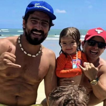 Thaila Ayala explica ventilador na piscina e mostra Renato Góes com filhos
