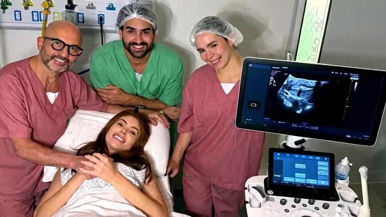 Amanda Gontijo e marido com os profissionais que iniciaram sua FIV