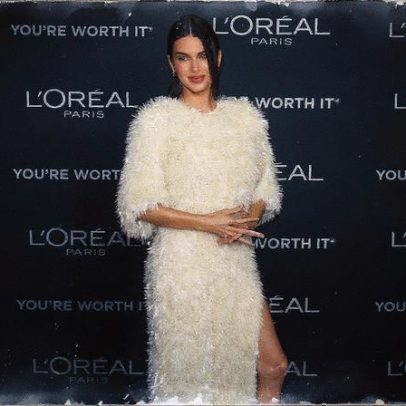 Kendall Jenner usa vestido bordado da Bottega Veneta em evento da L'Oréal