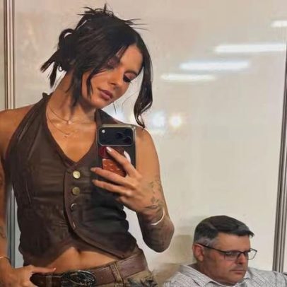 Ana Castela posa com o pai em camarim após anúncio de término com Zé Felipe