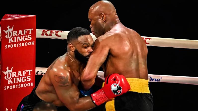 Anderson Silva venceu Tyron Woodley no boxe (Foto: Giorgio VIERA / AFP)