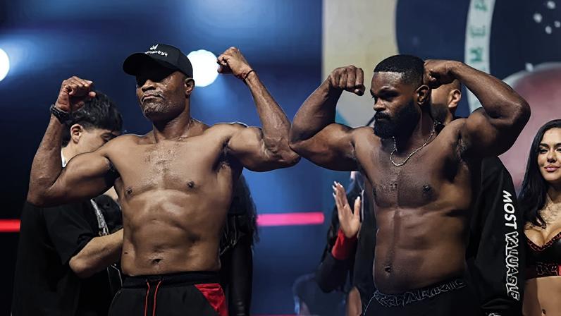 Anderson Silva (à esquerda) ao lado do norte-americano Tyron Woodley (à direita)