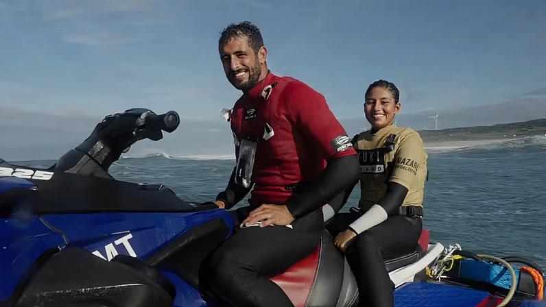 Lucas Chumbo e Aninha Dagostini encaram o mar de Nazaré juntos — Foto: Yunes Khader