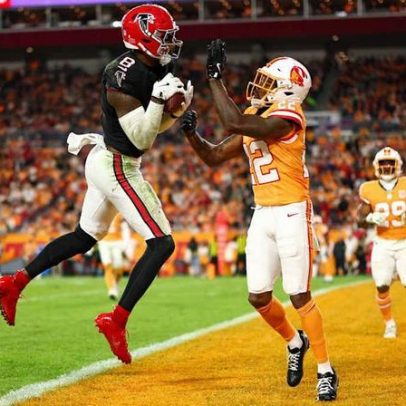 Kyle Pitts faz 3 TDs em vitória de virada dos Falcons