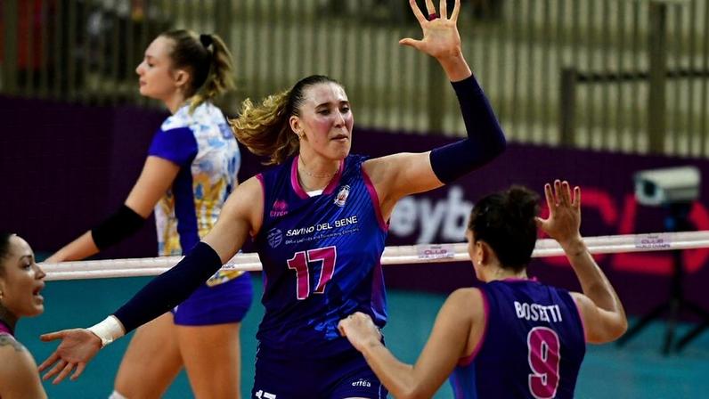 Antropova recebe presentes ao deixar a quadra e projeta duelo com brasileiras