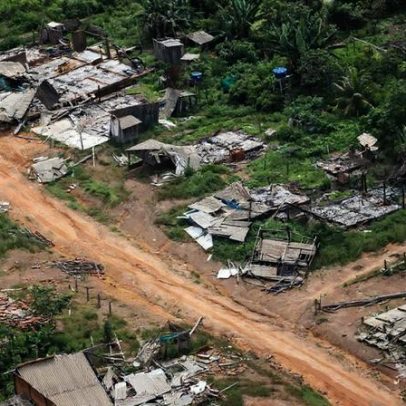Famílias retiradas de terra indígena vivem em barracos