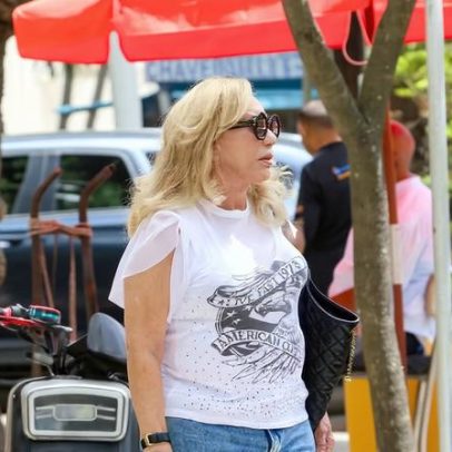 Arlete Salles passeia pelo Rio de Janeiro com jeans e blusa de rock