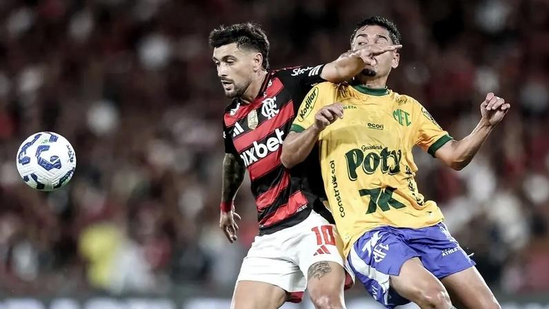 Giorgian De Arrascaeta em disputa de bola durante a partida entre Flamengo e Mirassol (Foto: Gilvan de Souza/Flamengo)