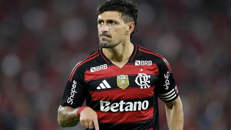 Arrascaeta faz gesto de 'estou aqui' em comemoração de gol do Flamengo (Foto: Alexandre Loureiro / AGIF / Gazeta Press)