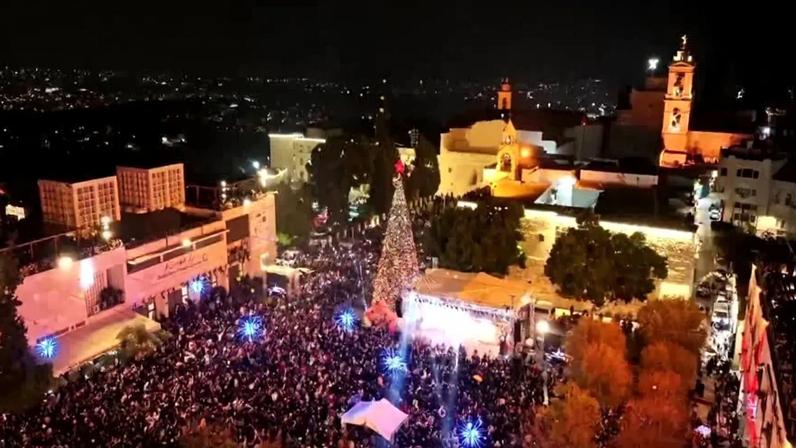 A árvore, com cerca de 20 metros de altura e decorada com ornamentações em vermelho e dourado, simboliza a retomada de um evento tradicional na cidade de Jesus - Foto: Reprodução