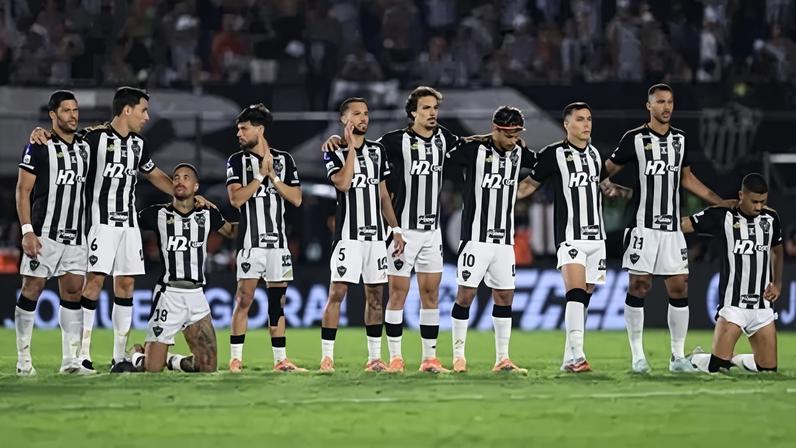 Jogadores do Atlético-MG abraçados durante a disputa de pênaltis contra o Lanús