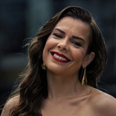 Fernanda Souza faz bolo de cenoura sem leite e sem glúten
