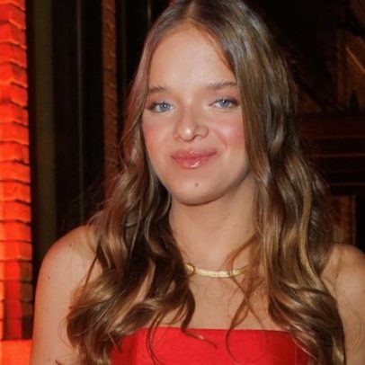 Rafaella Justus aposta em vestido de gala com saia ampla e tecido acetinado