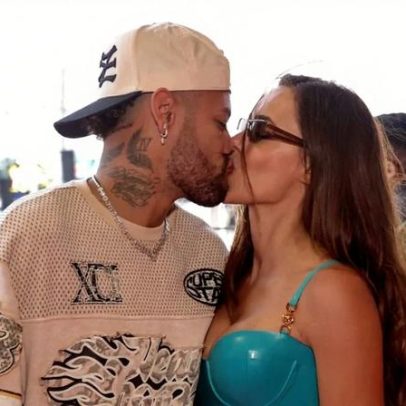 Neymar e Bruna Biancardi trocam beijos em show de Thiaguinho