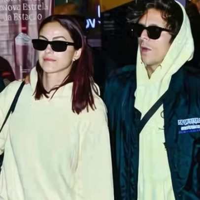 Camila Mendes e Rudy Mancuso desembarcam juntos em São Paulo