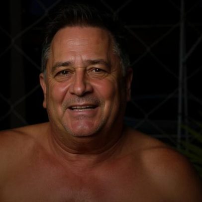 Leonardo mostra recuperação ao jogar futevôlei de sunga após internação