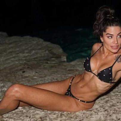 Aline Campos explora caverna na República Dominicana usando lanterna