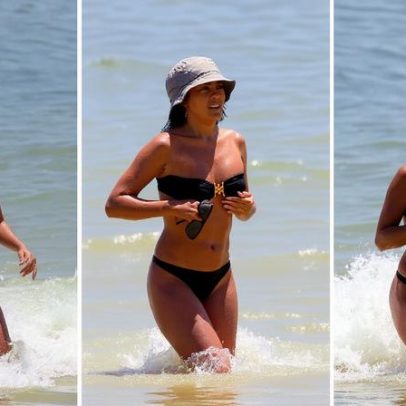 Bella Campos passeia na praia na véspera de Natal