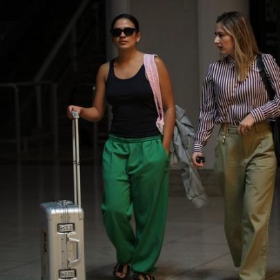 Bella Campos é fotografada no aeroporto do Rio, prestes a embarcar