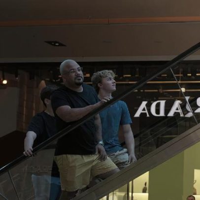 Benício Huck passeia com amigos em shopping de luxo no Rio