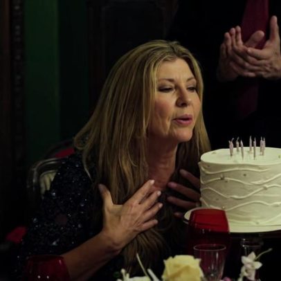 Roberta Close faz rara aparição e é surpreendida em festa de aniversário