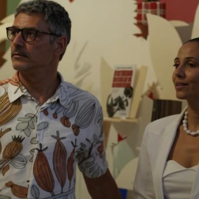 Camila Pitanga e noivo vão ao teatro no Rio de Janeiro