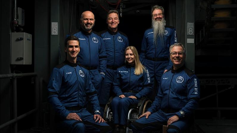 Michaela Benthaus (centro) se tornou a primeira cadeirante a participar de um voo espacial — Foto: Divulgação/Blue Origin