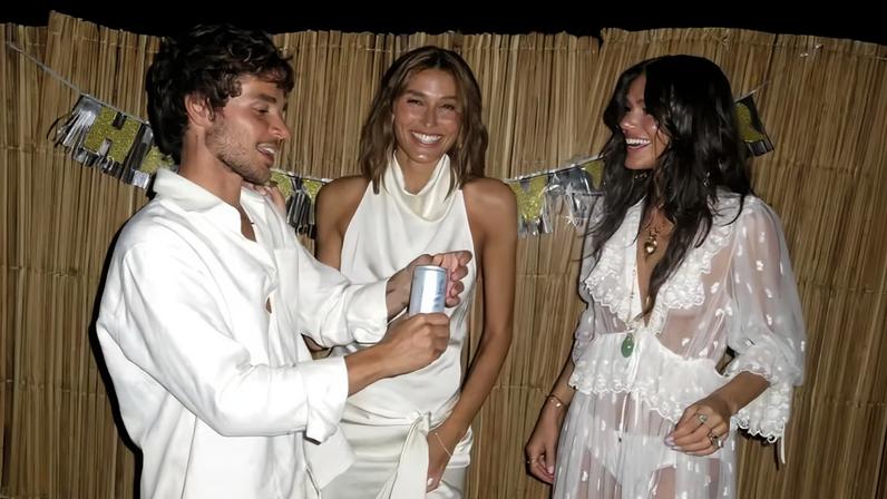 Bruna Marquezine aparece em vestido de renda após beijo com Shawn Mendes